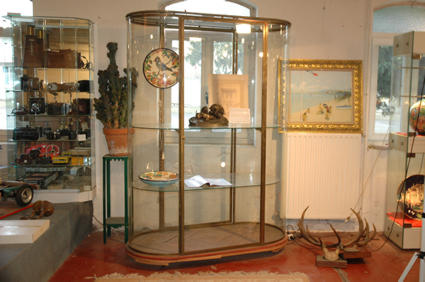 Big 1930 oval display cabinet