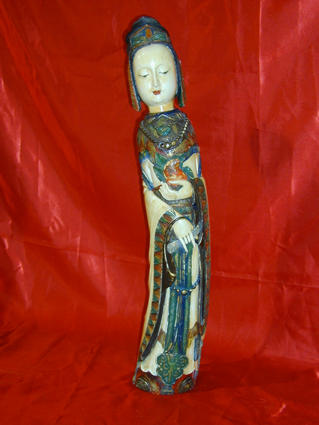 Statue de femme en ivoire polychrome