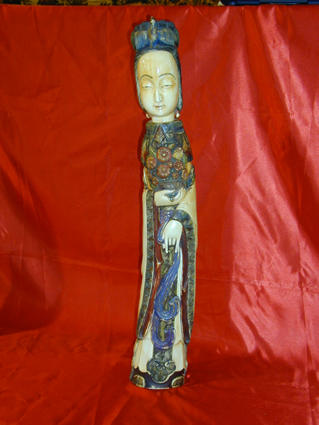 Statue de jeune femme en ivoire polychrome